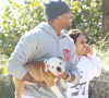 Chris Brown, Jasmine Sanders et son chien sur la plage de Miami. 