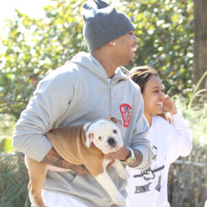 Chris Brown, Jasmine Sanders et son chien sur la plage de Miami. 