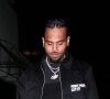 Chris Brown quitte la soirée au restaurant "The Nice Guy" avec une mystérieuse jeune femme à Los Angeles, le 8 avril 2021.