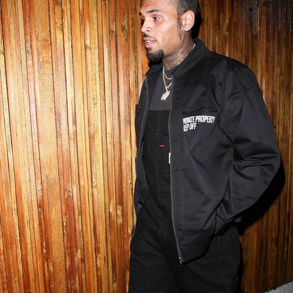 Chris Brown quitte la soirée au restaurant "The Nice Guy" avec une mystérieuse jeune femme à Los Angeles, le 8 avril 2021.