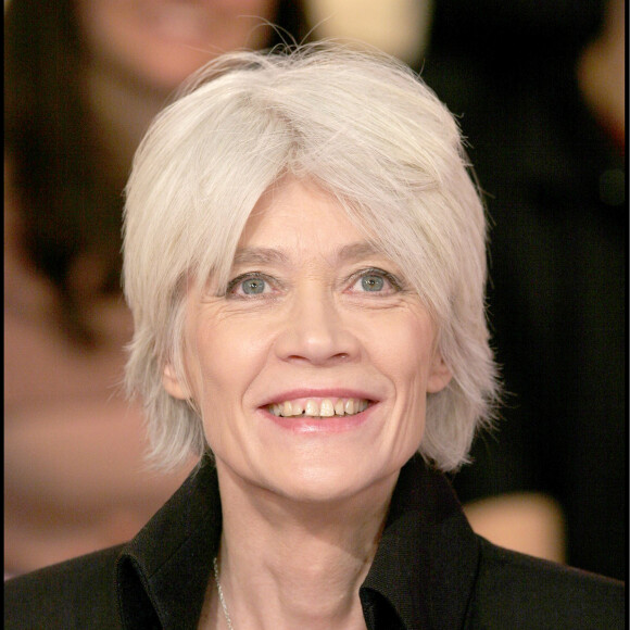Françoise Hardy sur le plateau de l'emission Vivement Dimanche.