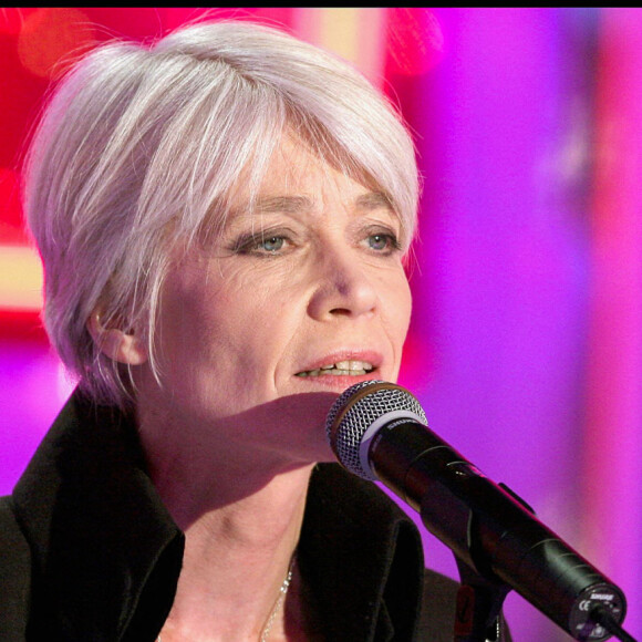 Françoise Hardy sur le plateau de Vivement Dimanche.