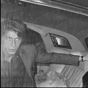 Françoise Hardy et Jacques Dutronc sortant de chez Castel.