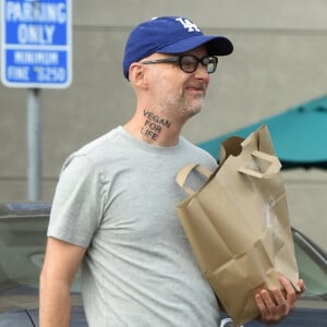 Exclusif - Moby arbore un tatouage dans le coup avec l'inscription Vegan for life à la sortie d'un super marché à New York, le 29 septembre 2019