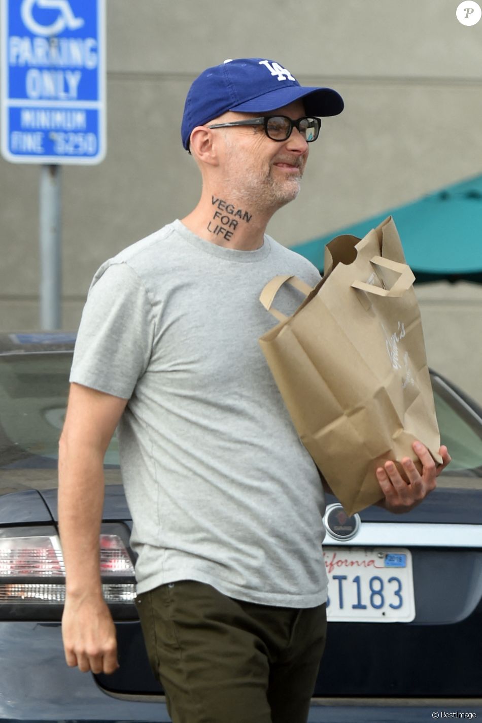 Exclusif - Moby arbore un tatouage dans le coup avec l'inscription Vegan for life à la sortie d'un super marché à New York, le 29 septembre 2019