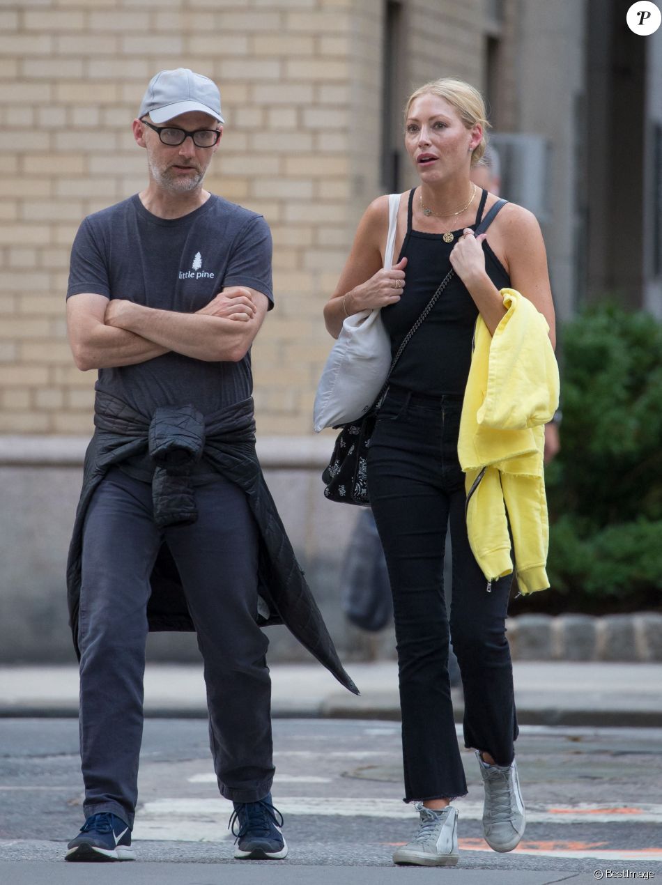 Exclusif - Moby et Julie Mintz se promènent à New York, le 26 juin 2019.