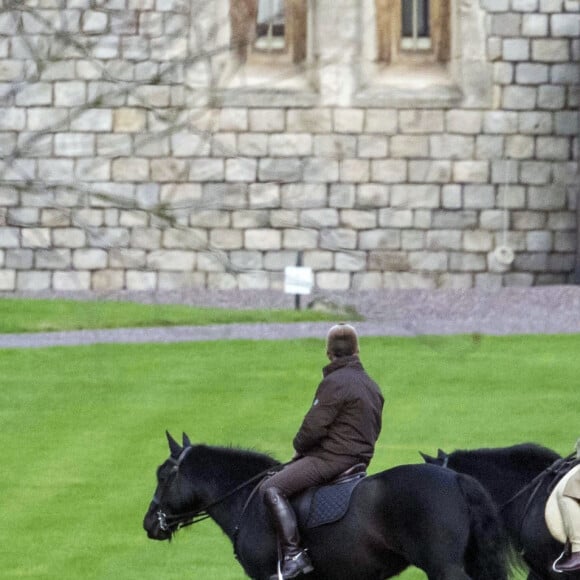 La reine Elisabeth II d'Angleterre se promène à dos de poney dans le parc de Windsor. Le 14 décembre 2020