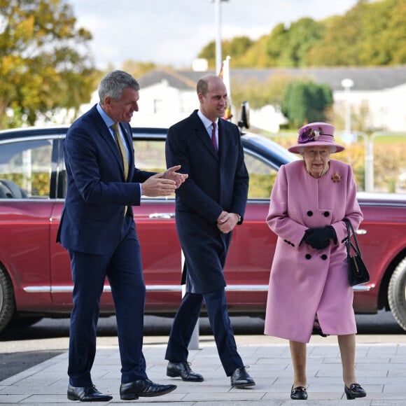 La reine Elisabeth II d'Angleterre et le prince William, duc de Cambridge, visitent le laboratoire des sciences et de la technologie de la défense (DSTL) à Porton Down, le 15 octobre 2020.