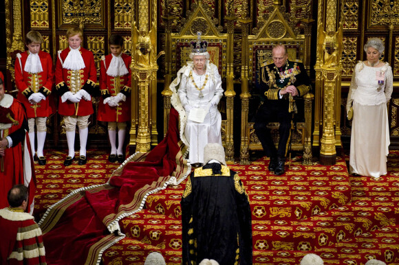 Elizabeth et le prince Philip ouvrent une session du parlement au palais de Westminster en 2012.