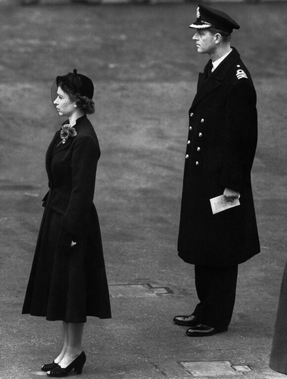 Le prince Philip, duc d'Edimbourg et la reine Elisabeth II d'Angleterre lors de la cérémonie du souvenir à Cenotaph à Whitehall. Le 6 novembre 1952