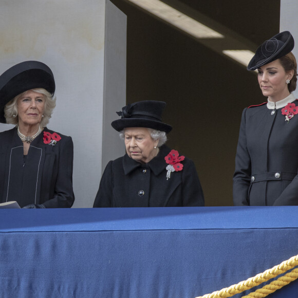 Camilla Parker Bowles, duchesse de Cornouailles, la reine Elisabeth II d'Angleterre et Catherine (Kate) Middleton, duchesse de Cambridge lors de la cérémonie du centenaire de l'armistice au palais de Whitehall à Londres, Royaume Uni.