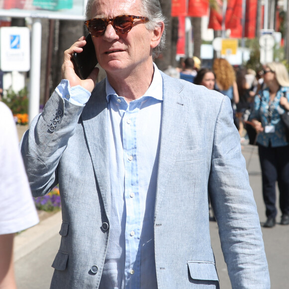 William Leymergie se promène sur la croisette lors du 70ème Festival du Film de Cannes le 23 Mai 2017. © Denis Guignebourg/Bestimage