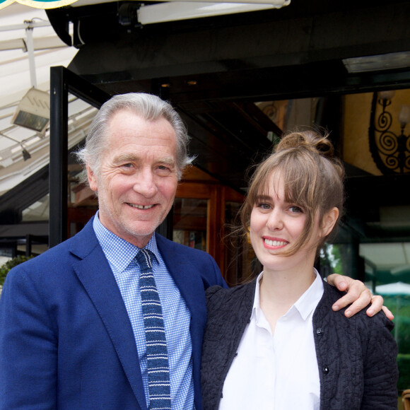 William Leymergie et sa fille Anna - Déjeuner "Pères et Filles" au restaurant "Les deux Magots" à Paris.