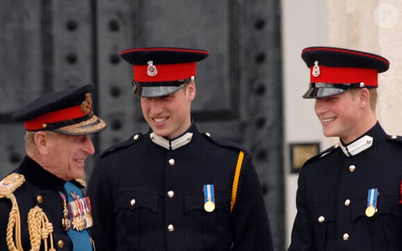 Le prince Philip, duc d'Edimbourg, le prince William et le prince Harry à Sandhurst en 2006.