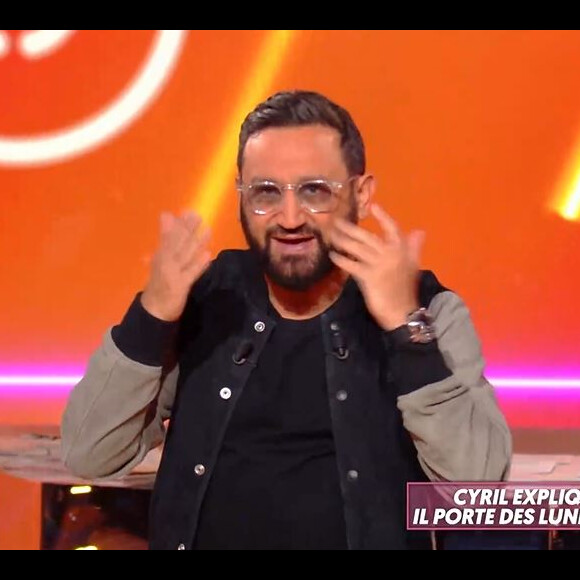 Cyril Hanouna avec des lunettes de solei dans "Touche pas à mon poste", le 15 avril sur C8