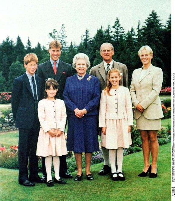 Elizabeth II, son mari le prince Philip et leurs petits-enfants, le prince Harry, le prince William, la princesse Eugenie et la princesse Beatrice, et Zara Phillips, à Balmoral en 1999. 