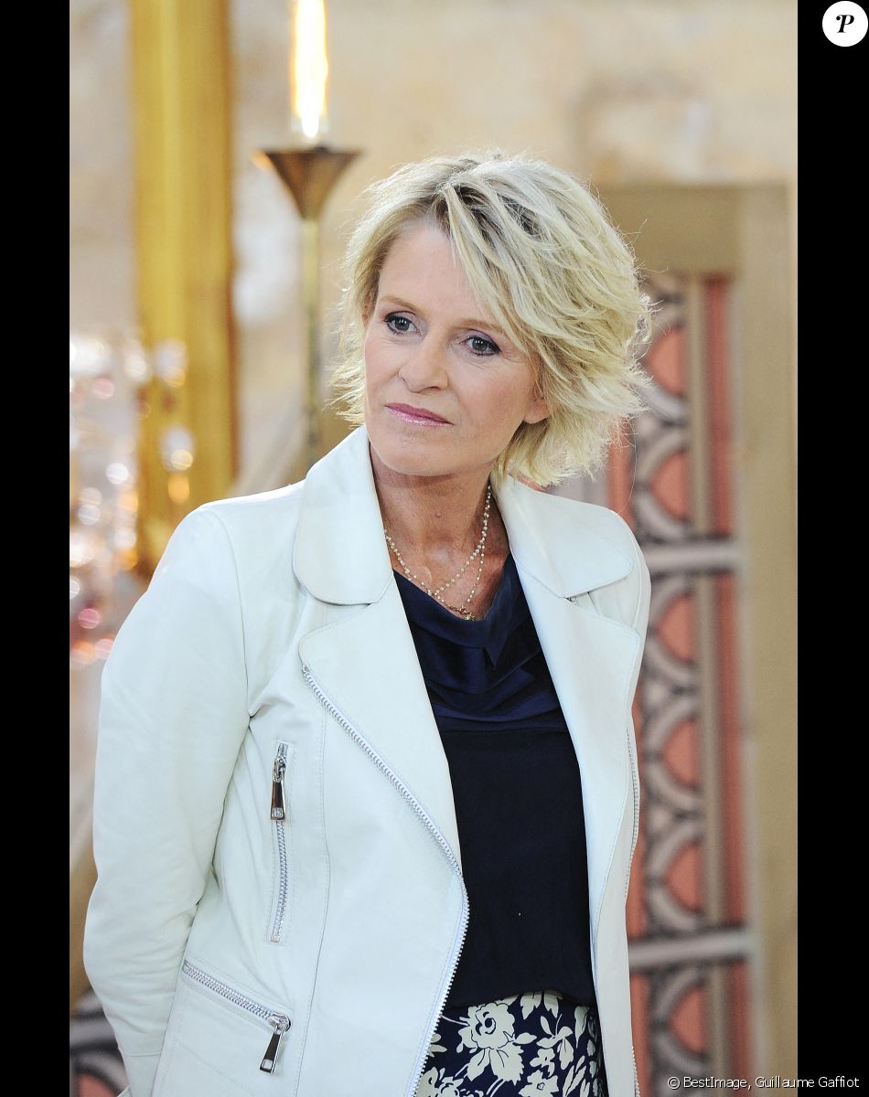 Exclusif - Sophie Davant - Enregistrement de l'émission prime "Affaire conclue" dans les écuries du château de Chantilly, présentée par S.Davant et qui sera diffusée sur France 2 le 15 septembre 2020. Le 9 juillet 2020 © Guillaume Gaffiot / Bestimage
