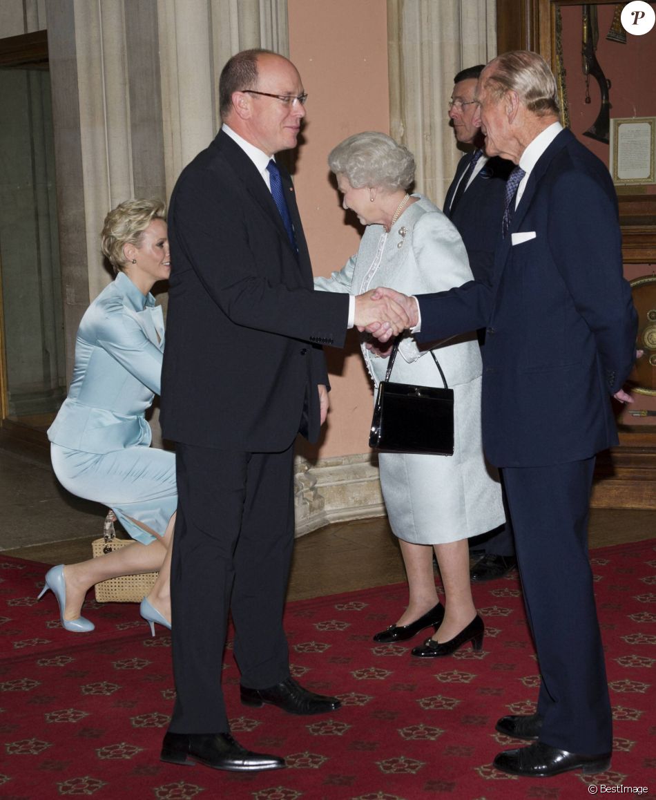 Charlene et Albert de Monaco, la reine Elizabeth et le prince Philip - Réception donnée au château de Windsor avant le déjeuner des têtes couronnées dans le cadre du jubilé de la reine.