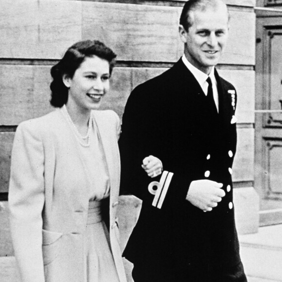 La reine Elizabeth et le prince Philip à Londres juste avant leur mariage, en 1947.