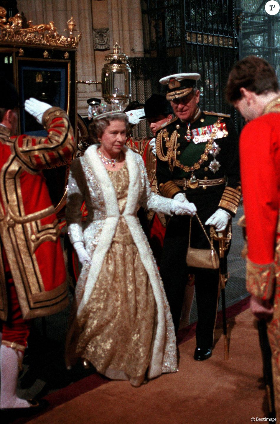 La reine Elisabeth II d'Angleterre et le prince Philip, duc d'Edimbourg lors de l'ouverture du parlement 1990.