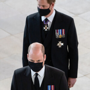 Le prince William, duc de Cambridge et le prince Harry, duc de Sussex, - Funérailles du prince Philip, duc d'Edimbourg à la chapelle Saint-Georges du château de Windsor, Royaume Uni, le 17 avril 2021. 