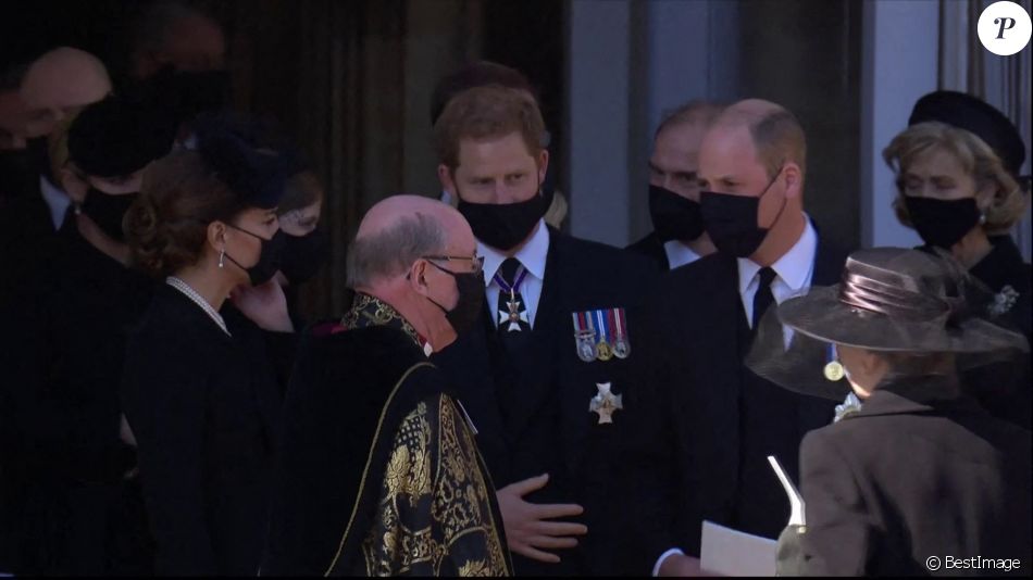 Le prince William, duc de Cambridge, et le prince Harry, duc de Sussex, Sorties des funérailles du prince Philip, duc d'Edimbourg à la chapelle Saint-Georges du château de Windsor, Royaume Uni, le 17 avril 2021.