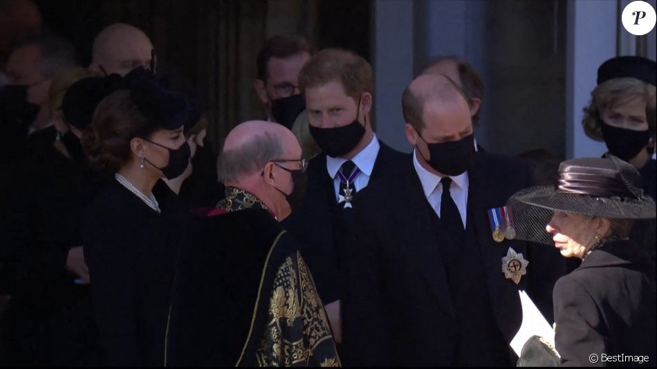 Le prince William, duc de Cambridge, et le prince Harry, duc de Sussex, Sorties des funérailles du prince Philip, duc d'Edimbourg à la chapelle Saint-Georges du château de Windsor, Royaume Uni, le 17 avril 2021.