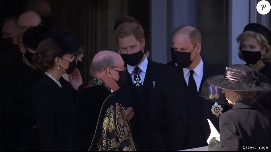 Le prince William, duc de Cambridge, et le prince Harry, duc de Sussex, Sorties des funérailles du prince Philip, duc d'Edimbourg à la chapelle Saint-Georges du château de Windsor, Royaume Uni, le 17 avril 2021. Prince William and Prince Harry attend The funeral of Prince Philip, Duke of Edinburgh at Windsor Castle in Windsor, England BACKGRID DOES NOT CLAIM ANY COPYRIGHT OR LICENSE IN THE ATTACHED MATERIAL. ANY DOWNLOADING FEES CHARGED BY BACKGRID ARE FOR BACKGRID'S SERVICES ONLY, AND DO NOT, NOR ARE THEY INTENDED TO, CONVEY TO THE USER ANY COPYRIGHT OR LICENSE IN THE MATERIAL. BY PUBLISHING THIS MATERIAL , THE USER EXPRESSLY AGREES TO INDEMNIFY AND TO HOLD BACKGRID HARMLESS FROM ANY CLAIMS, DEMANDS, OR CAUSES OF ACTION ARISING OUT OF OR CONNECTED IN ANY WAY WITH USER'S PUBLICATION OF THE MATERIAL