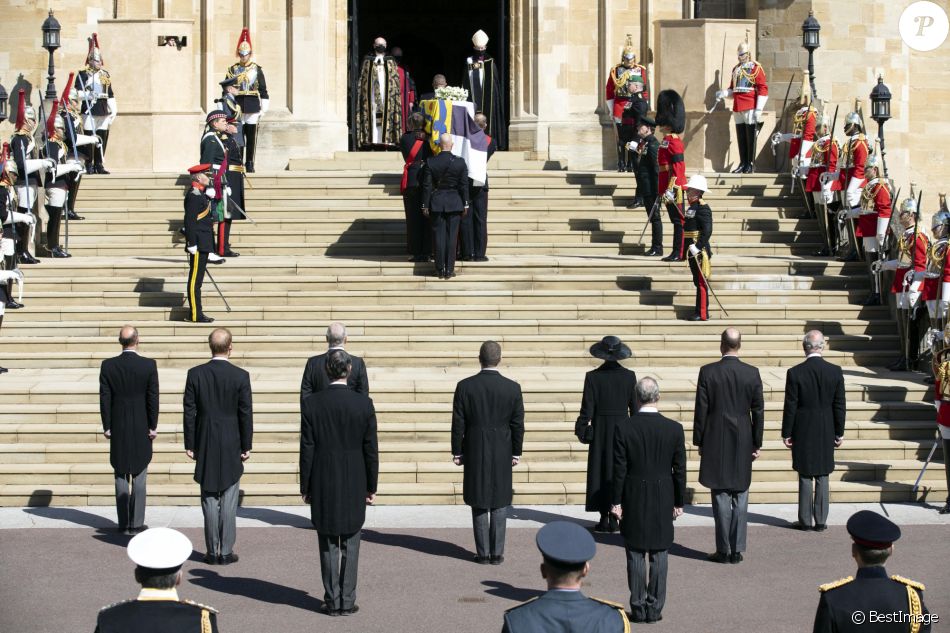 Illustration (cercueil) - Le prince Charles, prince de Galles, la princesse Anne, le prince Andrew, duc d'York, le prince Edward, comte de Wessex, le prince William, duc de Cambridge, Peter Phillips, le prince Harry, duc de Sussex, David Armstrong-Jones, comte de Snowdon, Sir Timothy Laurence - Arrivées aux funérailles du prince Philip, duc d'Edimbourg à la chapelle Saint-Georges du château de Windsor, le 17 avril 2021.