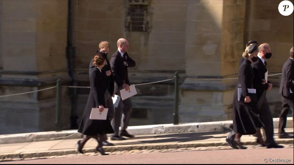Le prince William, duc de Cambridge, et le prince Harry, duc de Sussex, Sorties des funérailles du prince Philip, duc d'Edimbourg à la chapelle Saint-Georges du château de Windsor, Royaume Uni, le 17 avril 2021. Prince William and Prince Harry attend The funeral of Prince Philip, Duke of Edinburgh at Windsor Castle in Windsor, England BACKGRID DOES NOT CLAIM ANY COPYRIGHT OR LICENSE IN THE ATTACHED MATERIAL. ANY DOWNLOADING FEES CHARGED BY BACKGRID ARE FOR BACKGRID'S SERVICES ONLY, AND DO NOT, NOR ARE THEY INTENDED TO, CONVEY TO THE USER ANY COPYRIGHT OR LICENSE IN THE MATERIAL. BY PUBLISHING THIS MATERIAL , THE USER EXPRESSLY AGREES TO INDEMNIFY AND TO HOLD BACKGRID HARMLESS FROM ANY CLAIMS, DEMANDS, OR CAUSES OF ACTION ARISING OUT OF OR CONNECTED IN ANY WAY WITH USER'S PUBLICATION OF THE MATERIAL