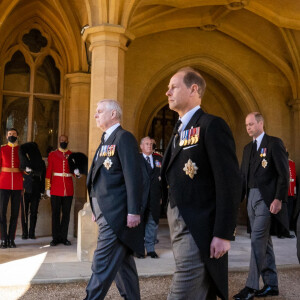 Le prince Andrew, duc d'York, le prince Edward, comte de Wessex, le prince William, duc de Cambridge, Peter Phillips, le prince Harry, duc de Sussex, David Armstrong-Jones, comte de Snowdon, Sir Timothy Laurence - Arrivées aux funérailles du prince Philip, duc d'Edimbourg à la chapelle Saint-Georges du château de Windsor, le 17 avril 2021. 