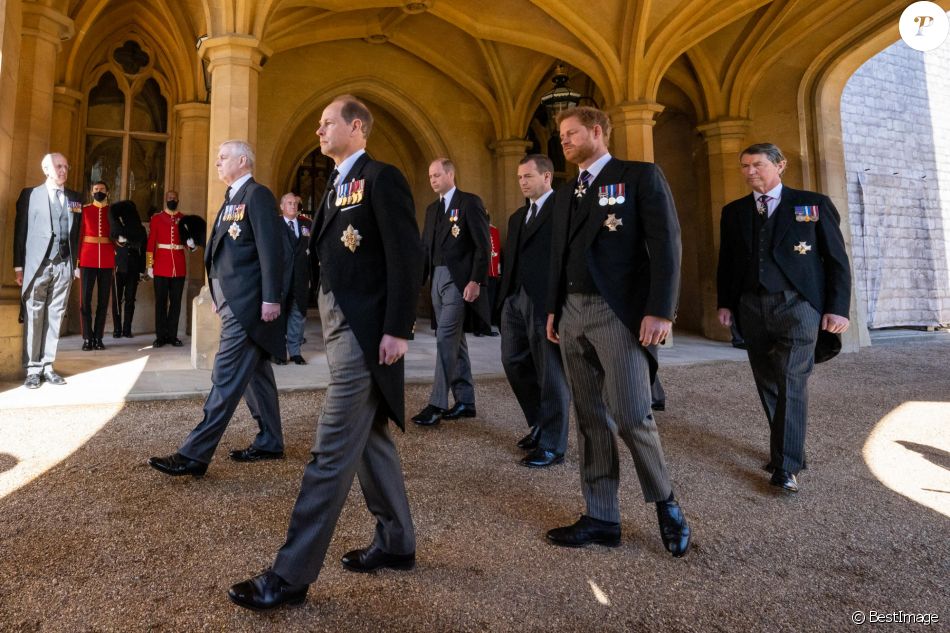 Le prince Andrew, duc d'York, le prince Edward, comte de Wessex, le prince William, duc de Cambridge, Peter Phillips, le prince Harry, duc de Sussex, David Armstrong-Jones, comte de Snowdon, Sir Timothy Laurence - Arrivées aux funérailles du prince Philip, duc d'Edimbourg à la chapelle Saint-Georges du château de Windsor, le 17 avril 2021.