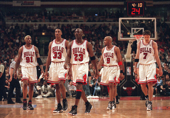 Dennis Rodman, Scottie Pippen, Michael Jordan, Ron Harper et Toni Kukoc, membres de la mythique équipe des Chicago Bulls. Chicago, le 24 juillet 1998.