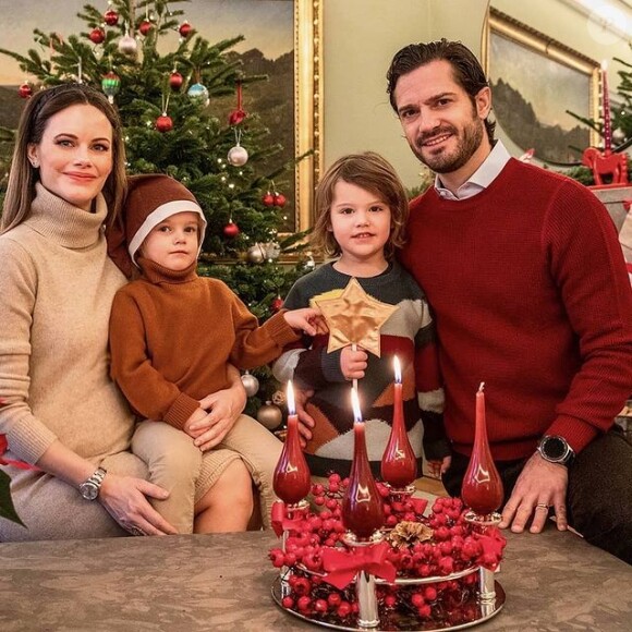 Le prince Carl Philip de Suède et son épouse la princesse Sofia (enceinte) avec leurs enfants, le prince Alexander et le prince Gabriel, sur Instagram en décembre 2020.