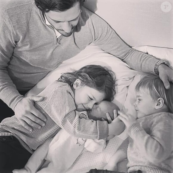 Le prince Carl Philip de Suède avec ses trois enfants, Alexander, Gabriel et Julian, sur Instagram en mars 2021.