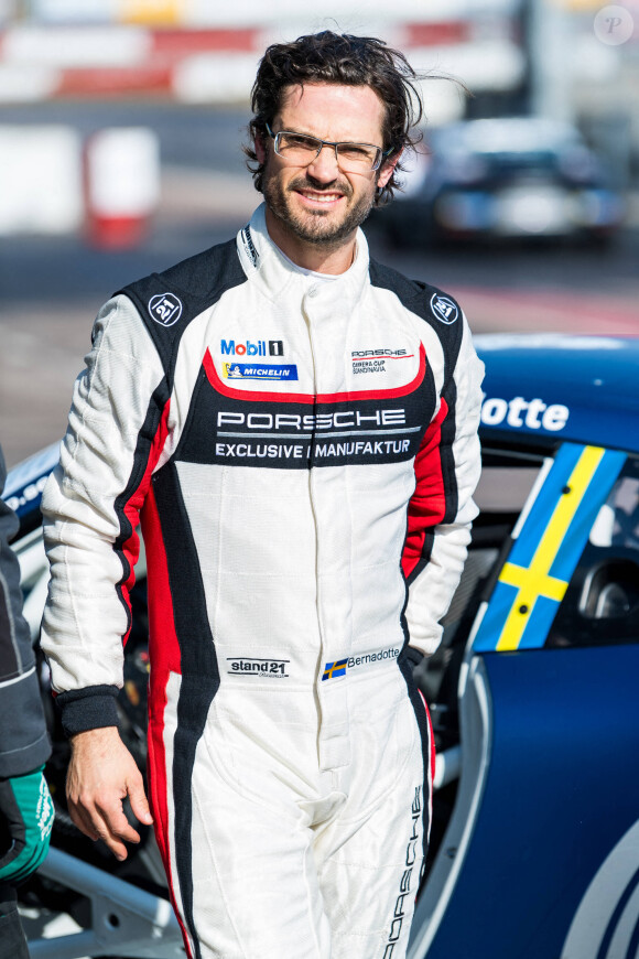 Le prince Carl Philip de Suède participe à la course Porsche Carrera Cup à Mantrop le 15 avril 2021.