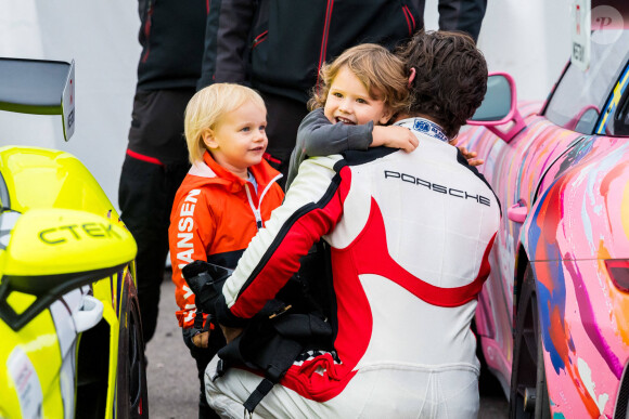 Le prince Carl Philip de Suède et ses fils le prince Alexander et le prince Gabriel de Suède lors de la Coupe Scandinave Porsche Carrera au "Mantorp Park race track" à Mantorp. Le 3 octobre 2020