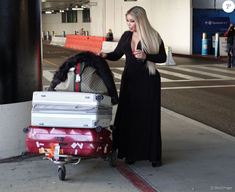 Exclusif - Jessica Alves arrive à l'aéroport LAX de Los Angeles le 20 avril 2021.