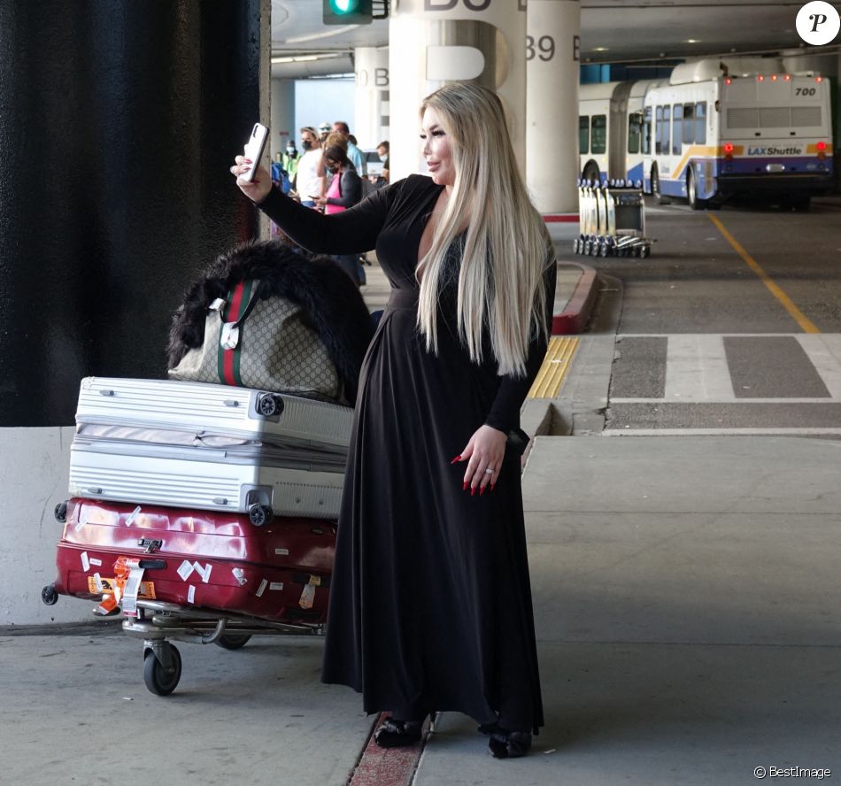 Exclusif - Jessica Alves arrive à l'aéroport LAX de Los Angeles le 20 avril 2021.
