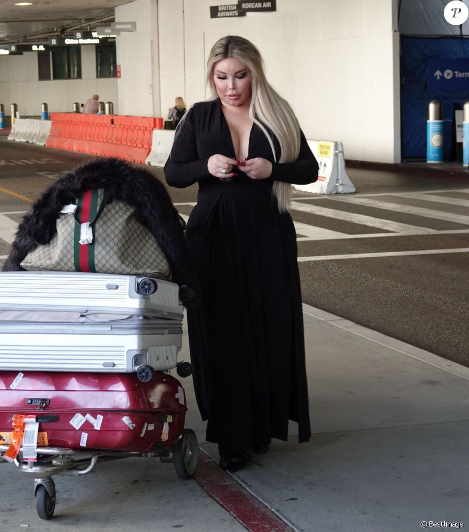 Exclusif - Jessica Alves arrive à l'aéroport LAX de Los Angeles le 20 avril 2021.