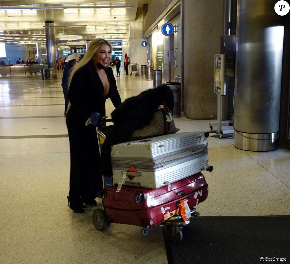 Exclusif - Jessica Alves arrive à l'aéroport LAX de Los Angeles le 20 avril 2021.