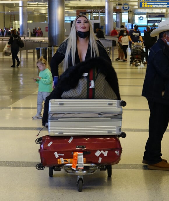 Exclusif - Jessica Alves arrive à l'aéroport LAX de Los Angeles le 20 avril 2021.