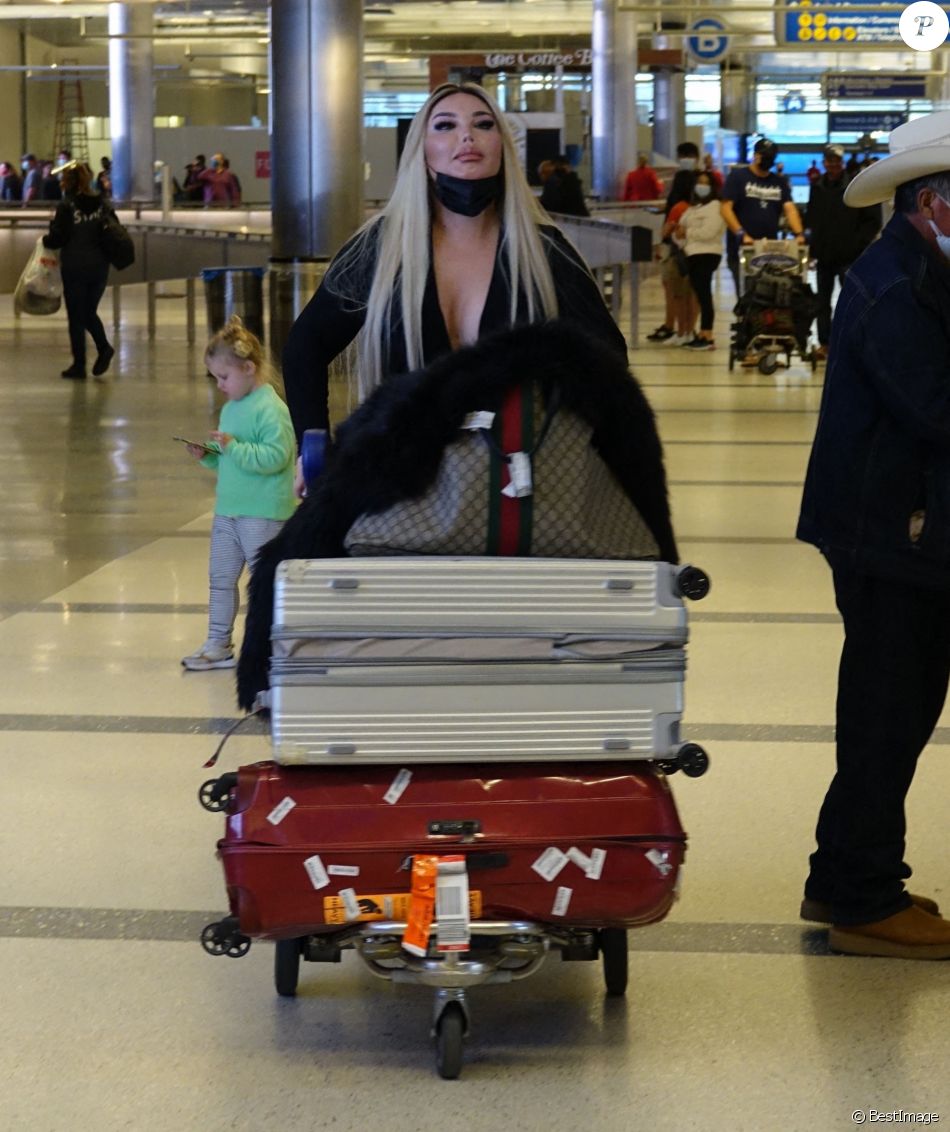Exclusif - Jessica Alves arrive à l'aéroport LAX de Los Angeles le 20 avril 2021.