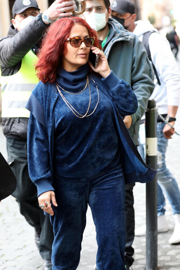 Exclusif - Salma Hayek, transformée pour incarner le personnage de Pina Auriemma, sur le tournage du film "House of Gucci" de Ridley Scott. Rome, le 23 avril 2021.