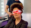 Salma Hayek essaye des lunettes anti-cernes avant une séance photo. Avril 2021.