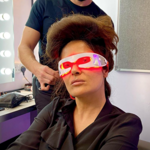 Salma Hayek essaye des lunettes anti-cernes avant une séance photo. Avril 2021.