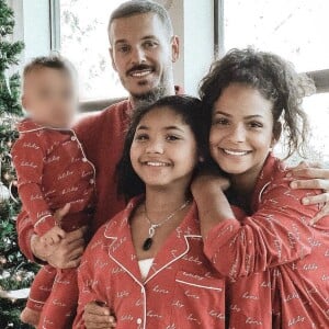 M. Pokora et Christina Milian avec leur fils Isiah et Violet, la fille de Christina, le jour de Noël. Décembre 2020.