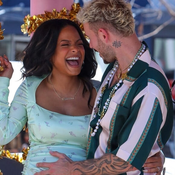 Christina Milian, enceinte, et M Pokora (Matt) font la promotion de la marque "Beignet Box" de Christina sur un char lors d'une parade à Los Angeles le 10 avril 2021. 