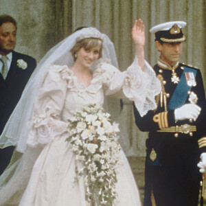 Lady Diana (en robe de mariée The Emanuels) et le prince Charles lors de leur mariage, à Londres.
