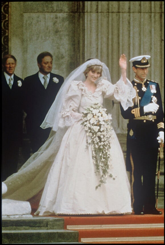 Lady Diana (en robe de mariée The Emanuels) et le prince Charles lors de leur mariage, à Londres.